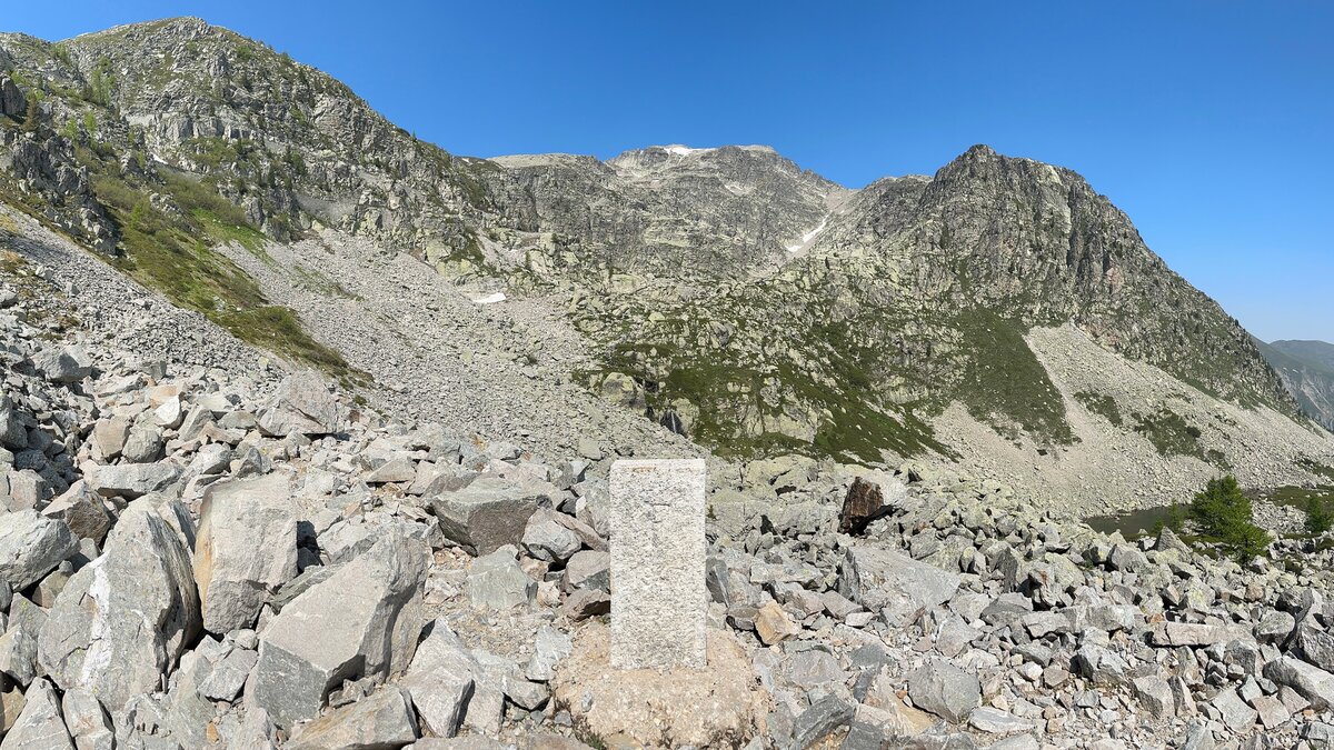 La Rocca dell'Abisso, in secondo piano al centro della foto, vista dall'itinerario di salita