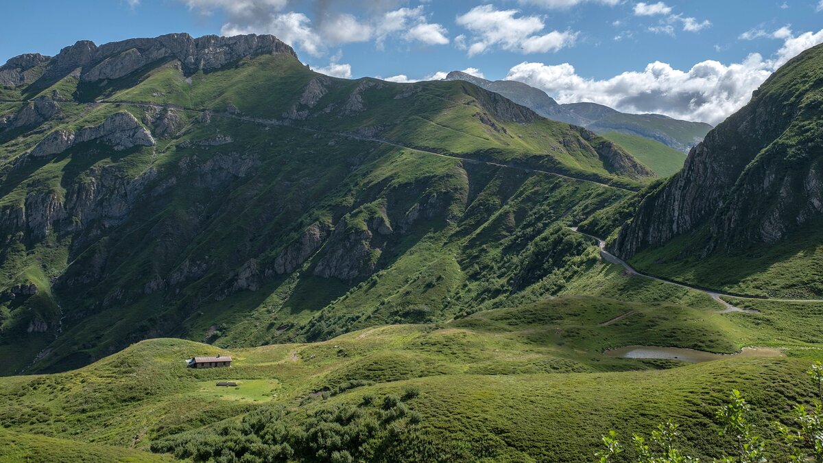 Il Gias e, sulla destra, il Colle della Perla