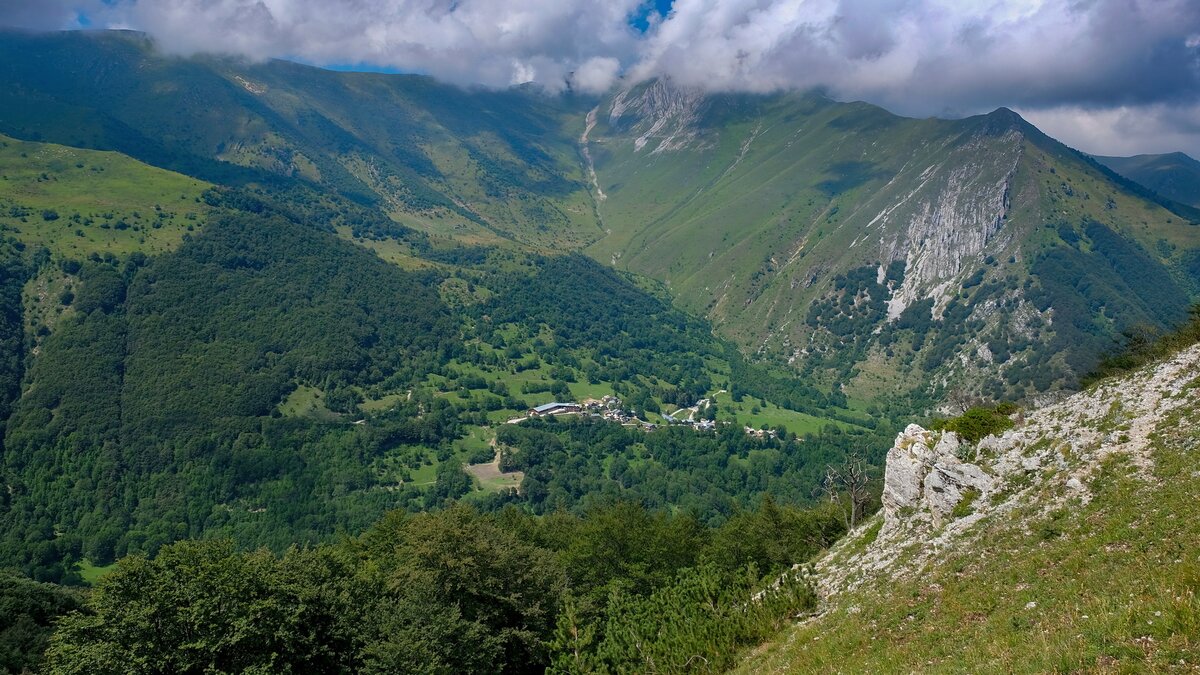 L'abitato di Palanfré e, a sinistra, il bosco bandito