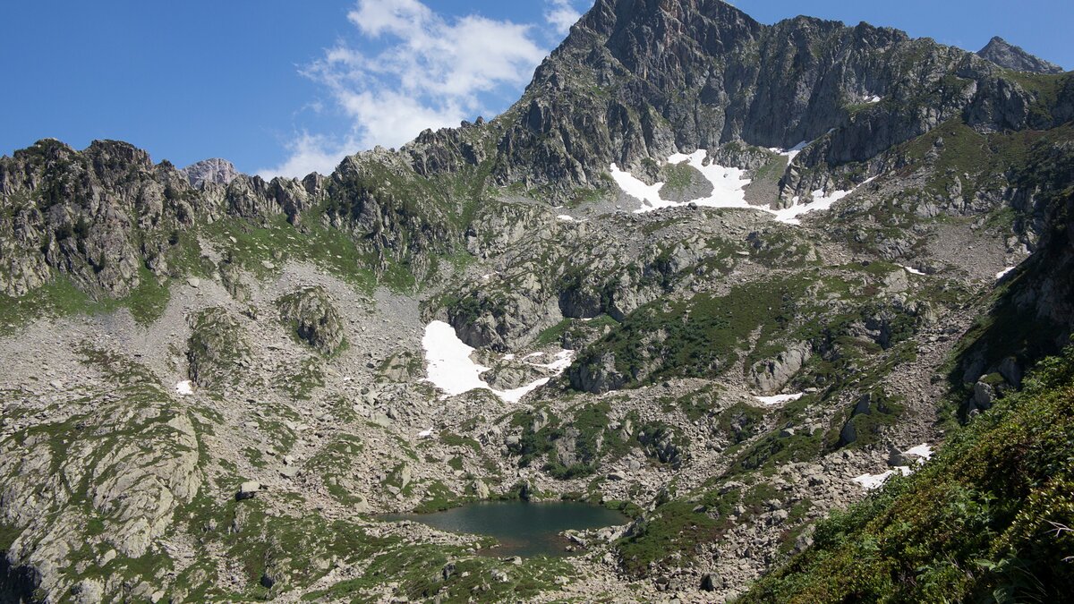 Il Lago superiore del Frisson e l'omonima cima