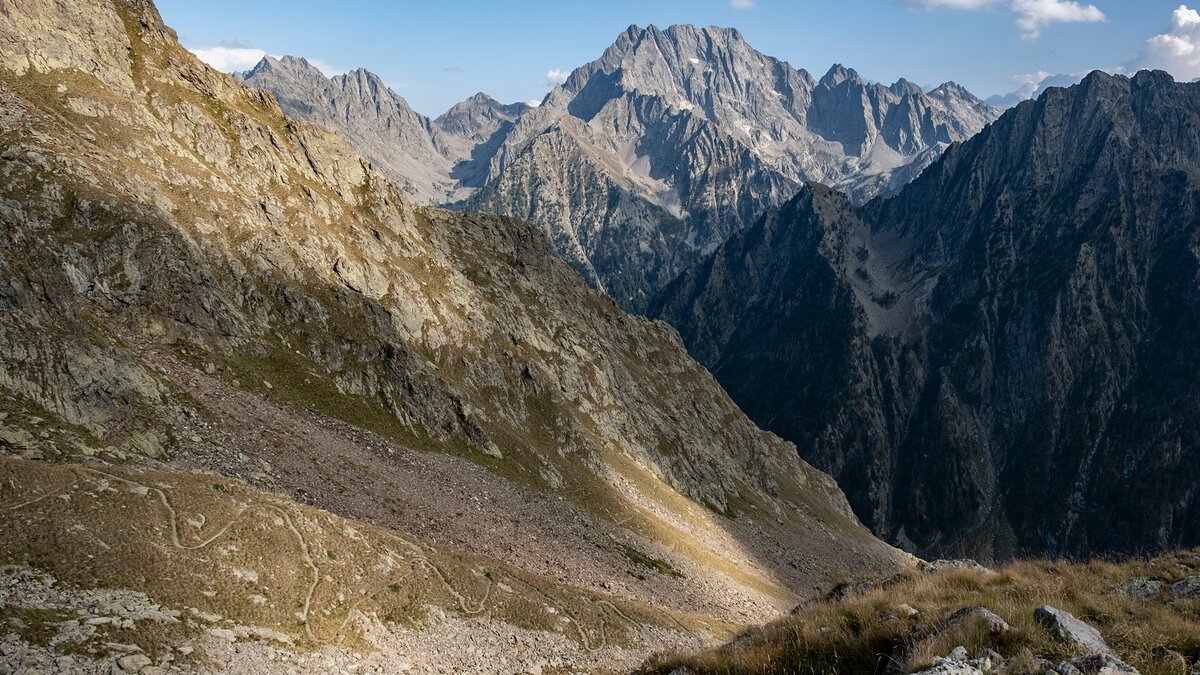 Panorama dal sentiero per il Colle di Valmiana; il Massiccio dell'Argentera sullo sfondo