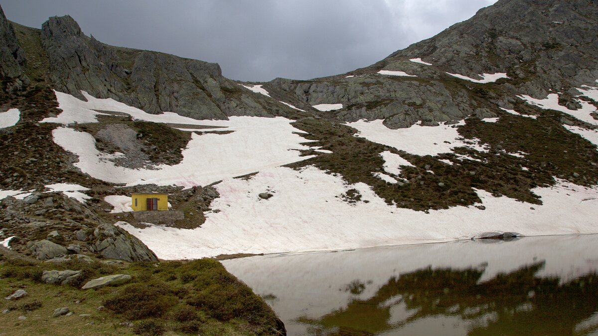Il Bivacco Speranza nei pressi del Lago della Vacca