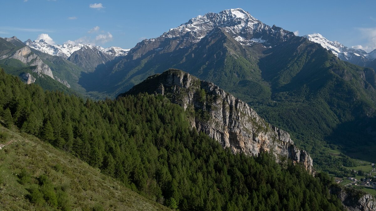 Il Colletto della Lausa in primo piano a sinistra
