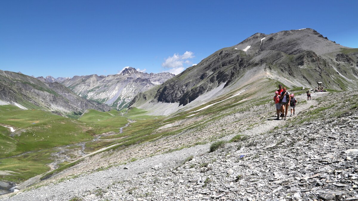 La Bassa di Colombart, a destra, dal sentiero per il Colle di Puriac