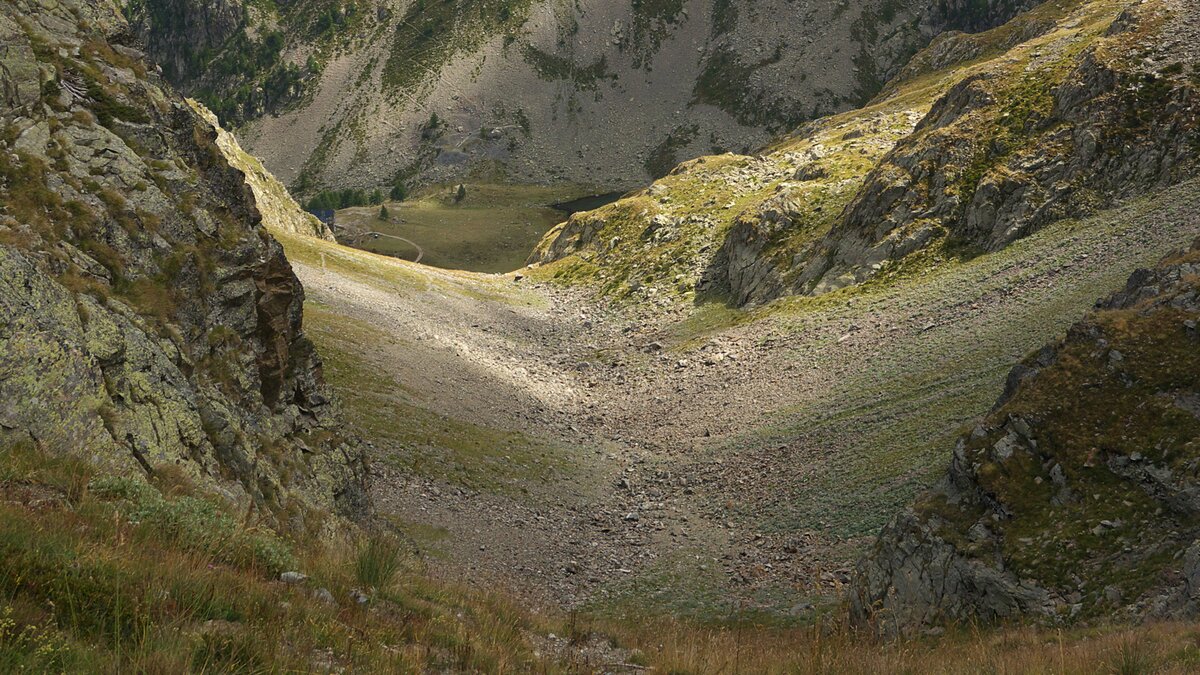 Vista verso il Rifugio Migliorero dal Passo di Rostagno