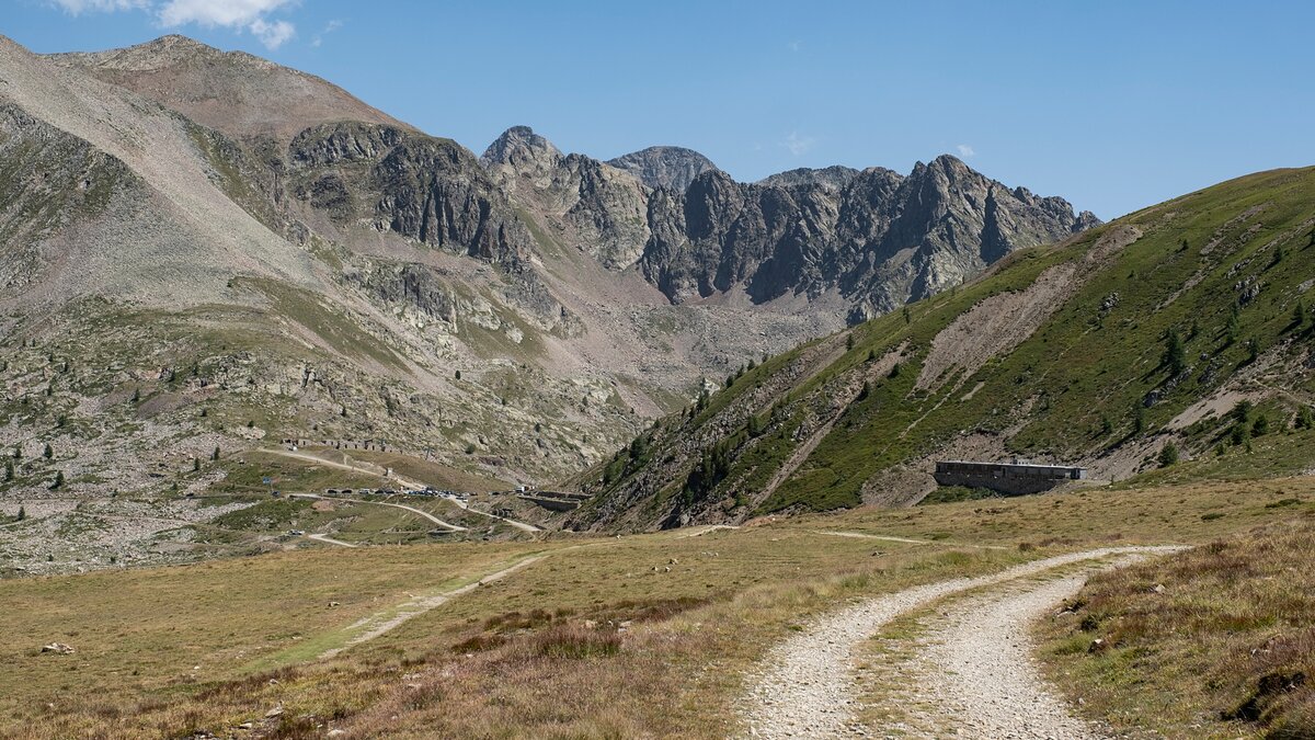 Il Colle della Lombarda al Centro della foto