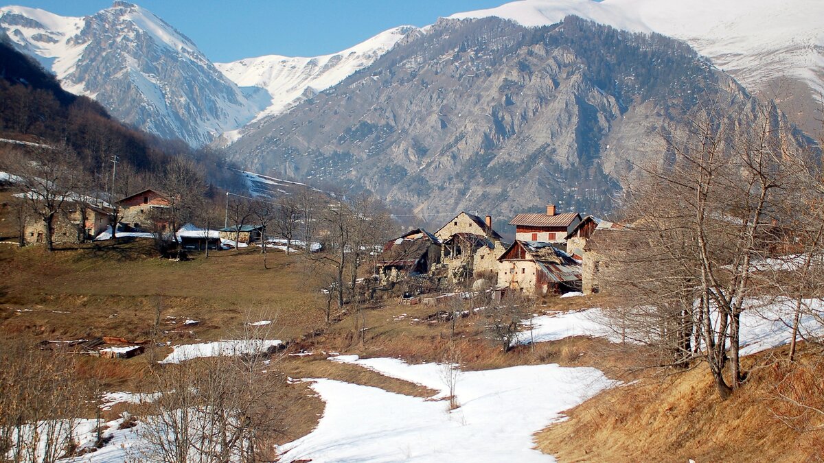 Podio soprano e il Monte Nebius a sinistra sullo sfondo