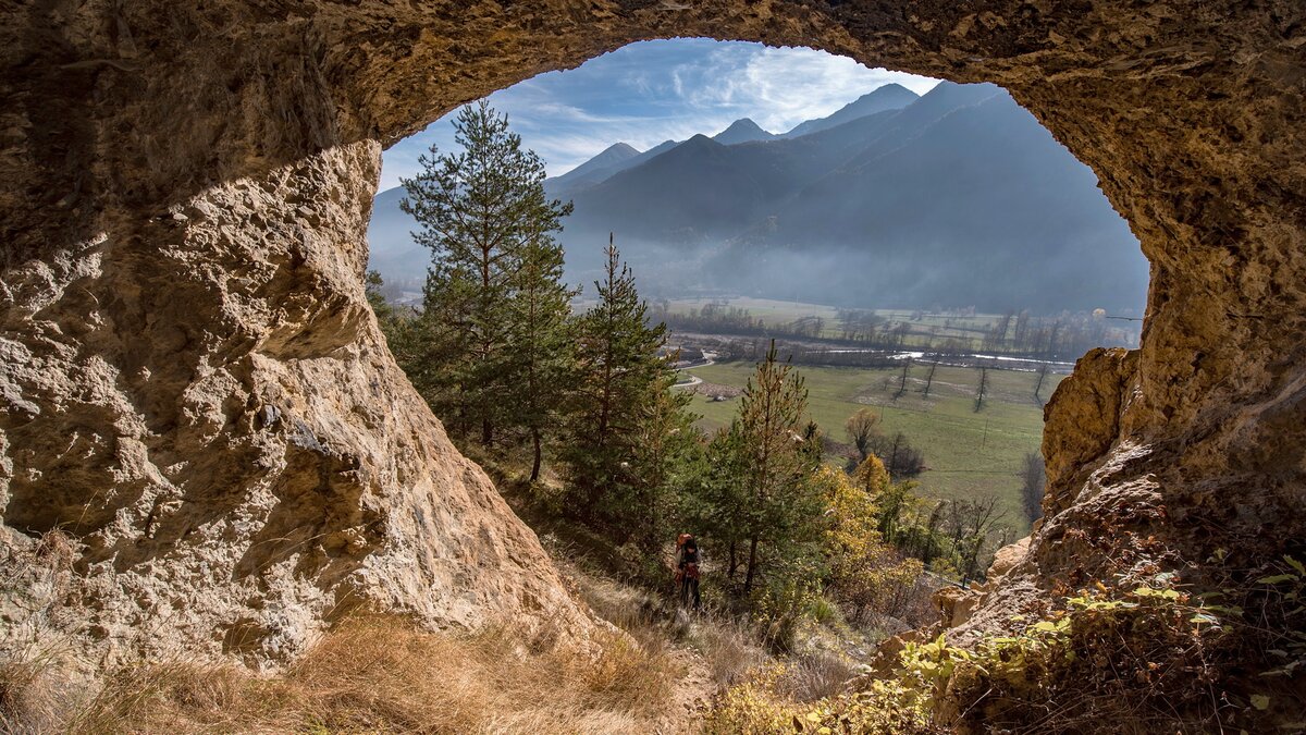 Una delle grotte di Aisone